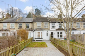Furnished Terraced House near Public Attractions, 5 min to Public Transport